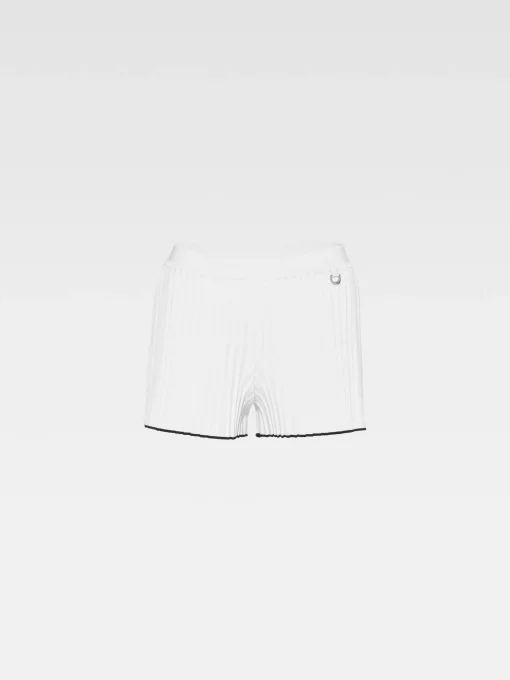 De gebreide shorts met plooien